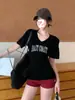 Camiseta de Algodón Puro con Estampado de Letras, Cuello en V, Manga Corta, Talla Grande, Estilo Universitario para Mujer, Verano 2026, Ceñida a la Cintura, Sencilla, Hombro Normal