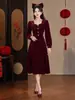 Vestido midi rojo de manga larga con lazo, diseñado para figuras petite, con cintura ceñida para un efecto adelgazante, elegante y adecuado para fiestas y banquetes, un vestido lujoso para mujer