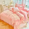 Juego de ropa de cama de cuatro piezas estilo princesa rosa de terciopelo de leche con ribete de encaje de doble capa colcha acolchada terciopelo grueso de doble cara cálido para otoño e invierno