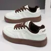 Tênis de Treino Estilo Alemão com Solado Grosso para Mulheres Outono/Inverno 2026 Novos Sapatos Brancos Estilo Academia Versátil Tendência Tênis Esportivos de Board MR538