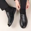 Novos mocassins casuais de velcro versáteis de couro genuíno para outono, sapatos de direção respiráveis com sola macia antiderrapante