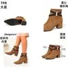 Botas curtas femininas versáteis estilo europeu e americano com fivela de metal, botas marrons resistentes ao desgaste para o verão que aumentam a altura, botas de moda com zíper para o dia a dia