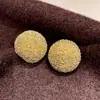 Pendientes Redondos con Tachuelas Granuladas de Textura Metálica Mate Nuevo Estilo Otoño e Invierno 2026 Pendientes Simples Elegantes de Botón