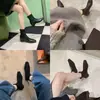 2026 Nuevo Modelo Versión Piel de Vaca Color Uva Botas Estilo Martin con Aumento de Altura de 6 cm~ Punta Cuadrada, Forro de Terciopelo, Cierre Trasero, Botines Cortos Ajustados para Mujer