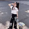 Conjunto de Dos Piezas de Verano a la Moda y Único para Niñas: Camisa Polo de Manga Corta Estilo Universitario con Ribete de Encaje y Pantalones Casuales de Pierna Ancha