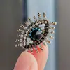 Broche Vintage Retro Ojo de Diablo de Perlas Moda Strass Estilo Europeo y Americano Pin para Abrigo Accesorio de Solapa de Chaqueta