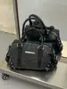 Bolsa de ombro feminina quadrada pequena transfronteiriça, nova coleção outono/inverno 2026, bolsa bowling retrô de camurça, bolsa de ombro simples