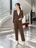 Traje pequeño de solapa con un botón y cuello en V de manga larga Miyake para mujer conjunto de otoño cintura elástica pantalones largos fluidos conjunto de dos piezas