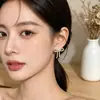 Aretes con Diseño de Moño Totalmente Diamantado para Mujer, Pequeños y Elegantes, con Sentido del Diseño, Lujo Ligero, Sensación de Alta Gama, Huecos y Exquisitos, Estilo de Nicho