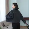 Fotos reales de chaqueta vaquera estilo universitario en stock para mujer, corte holgado, talla petite, chaqueta retro estilo Hong Kong