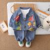Atacado de Roupas Infantis da Moda 2025 Novo Estiloso Estilo Coreano Primavera e Outono Conjunto de Três Peças em Jeans Dinossauro para Crianças