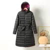 Chamarra de plumas transfronteriza de longitud media con cuello alto para mujer, nuevo estilo invierno 2026, bloques de color, ceñida a la cintura, adelgazante, cálida, abrigo de plumón de pato blanco