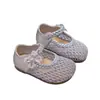 Zapatos de princesa estilo coreano con perlas 2026 suela blanda verano cuero zapatos calados lazo infantil nuevo tejido zapatos de una sola pieza para niñas