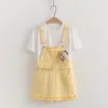 26032 Conjunto de dos piezas con colgante de muñeca de dibujos animados dulce estilo universitario estilo japonés: camiseta de mujer + pantalones de falda con tirantes