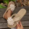 Sandalias planas de mujer transfronterizas europeas y americanas, chanclas de imitación, sandalias de dedo para la playa, tejidas con paja, diseño floral de moda, venta al por mayor 2026, tallas grandes