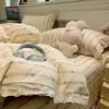 Juego de ropa de cama de cuatro piezas de gasa doble, fresco y sencillo, popular en línea, funda de edredón de encaje de algodón puro, falda de cama, colcha jacquard teñida en hilo, estilo sábana ajustable