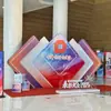 Montagem de Fundo de Evento em Shopping Center, Display Promocional ao Ar Livre, Fundo de Reunião Anual, Tecido Leve Pintado com Spray, Painel de KT Personalizado
