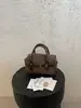 Nueva bolsa tipo Boston de color block retro 2026 para mujer, con una lujosa textura de terciopelo, y diseñada como un bolso tote, bolso de hombro o bolso cruzado versátil para el trabajo.