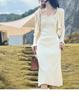 Conjunto de Tricô de Duas Peças com Vestido Colete Ajustado na Cintura e Xale Franzido Estilo Vintage Outono 2026 para Mulheres