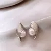 Nuevos Pendientes de Perla con Textura Espiral Metálica para Mujer Pendientes de Botón Sencillos de Lujo Ligero con Sensación de Alta Gama Diseño de Nicho Joyería para Orejas con Temperamento
