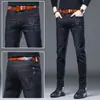 Jeans masculinos de alta qualidade 2026 verão fino novo estilo calça masculina slim fit versão coreana slim elástica calça masculina bordada preta e cinza