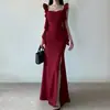 Vestido largo negro con mangas acampanadas, diseño de cintura fruncida, abertura lateral y bajo de sirena, perfecto como un sofisticado vestido de noche para una gala de empresa