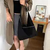 Bolsa de Ombro com Rebites Feminina 2026 Outono/Inverno Nova Estilosa para o Dia a Dia Bolsa de Ombro Única Casual Grande Capacidade Versátil Bolsa Tote