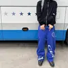 Calça de moletom casual feminina com estampa de letras estilo americano, nova coleção 2026, apresentando um design amplo, versátil e fluido que cria um efeito emagrecedor e uma silhueta comprida.