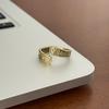 Anillo tejido con diseño de hierba Tang dorada antigua de estilo frío para mujer, diseño de nicho, único, ligero, de lujo, de alta sensación, anillo abierto para dedo.