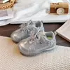 Zapatos Casuales Versátiles de Moda para Niñas 2026 Primavera/Verano Nuevos Mocasines Infantiles de Suela Suave con Perlas en Estilo Dulce Zapatos de Entrenamiento Alemanes