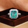 Anel de Tourmalina Esmeralda Sintética com Diamante de Alto Carbono Feminino Quadrado Princesa Pedra Colorida Totalmente Pavimentado com Diamantes Anel Pulseira Versátil de Alta Gama