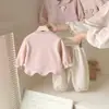 Conjunto de otoño e invierno para niña: una sudadera cálida y linda con temática de conejito y forro polar, combinada con pantalones largos de lunares, un conjunto de dos piezas para bebés