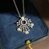 Collar con Colgante Redondo de Circonita Super Brillante Set de Joyería Versátil de Lujo Ligero de Alta Gama Moda Exquisita Aretes de Botón Temperamento para Mujeres