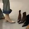 Botas Curtas de Salto Alto para Mulheres 2025 Novo Estilo Costura Francesa Bico Fino Emagrecimento Versátil Salto Grosso Elástico Botas Slim