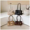 Bolso de hombro de gran capacidad, elegante, con diseño minimalista, aire retro y atractivo casual. Presenta una correa de cuero plisada y un asa de mano, lo que la convierte en un bolso versátil para mujer.
