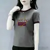 Camiseta feminina gola redonda em cor contrastante, ombro regular, manga curta, nova moda 2026, top estiloso e que afina a silhueta, blusa básica casual de verão