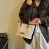 2026 Verano Nuevo Estilo Niña Patrón Bordado Versátil Simple Moda para Ir al Trabajo Estudiante Bolso de Mano Tote de Lona