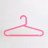 Cabide de Plástico Simples Antiderrapante Doméstico para Pendurar Calças para Secagem Suporte de Roupas Sem Costura Preto e Branco Economizador de Espaço Cabide de Roupas Curvo Espesso