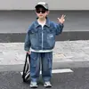 2380 Conjunto de Mezclilla para Niños Primavera y Otoño 2026 Nuevo Atuendo Elegante de Tres Piezas para Bebés, Moda Coreana Colección de Otoño para Niños