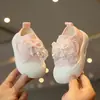 Sapatos para Meninas 2026 Primavera e Outono Novo Estilo Tênis de Lona Infantil Solado Macio Sapatos da Moda para Bebês e Meninas Pequenas