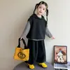 Conjunto de três peças com colete com capuz listrado estilo coreano para meninas, novo conjunto de moda primavera e outono 2026 para meninas pequenas
