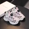 Tênis esportivos infantis estilo 2026, unissex, malha respirável, tênis estilo "dad shoes" com fivela giratória, tênis brancos, modernos para crianças mais velhas