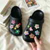 Sapatos Criativos DIY Coloridos com Furos de Flor Dopamine para Estudantes, Sandálias Fofas com Micro-Arco para Uso Externo na Praia para Mulheres no Verão