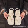 Sandálias Rasteirinhas Tanga Francesas para Mulheres 2026 Verão Novo Estilo Moda Design de Pérola Sola Macia Sapatos Romanos de Praia