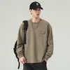 Camiseta masculina de manga longa, novo modelo primavera e outono 2026, gola redonda, solta, casual, confortável, com bolsos, cor sólida, versátil e moderna