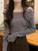 Tejido de hilo de núcleo Diseño consciente top de punto de un hombro para mujer, capa base de primavera y otoño, suéter para llevar debajo, top de nicho