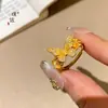 Tienda de Oro Puzuo Mismo Estilo Oro Arena Flor de Diamante y Mariposa Anillo Moda para Mujer Anillo de Dedo de Lujo Ligero Gama Alta para Novia