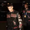 2025 Nueva Chaqueta de Béisbol Retro Americana con Insignia Bordada y Relieve Tridimensional en Manga de Cuero PU Atractiva para Primavera y Otoño para Hombre