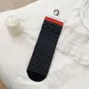 Meias de Algodão Listradas Coloridas Dopamina para Primavera e Verão, Modelo Slouch, na Cor Laranja Bubble e Azul Sal Marinho, Comprimento Médio