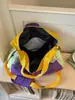 Bolsa de viaje juvenil y vibrante inspirada en el dopamina con bloques de color y compartimentos separados para artículos húmedos y secos, ideal para viajes de negocios y estudiantes, una bolsa de hombro versátil